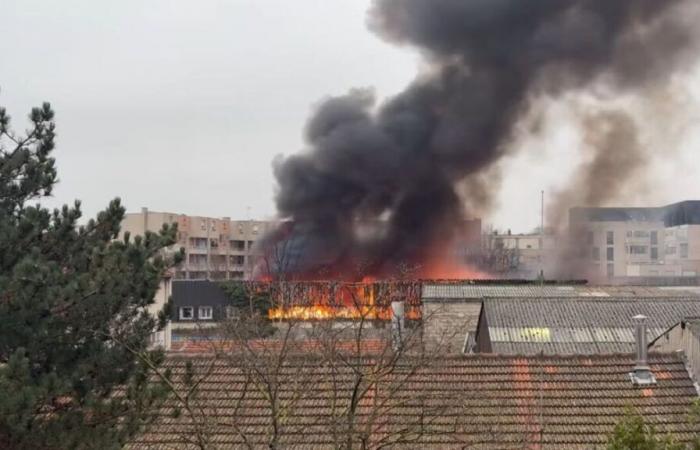 Spectacular warehouse fire in Aubervilliers