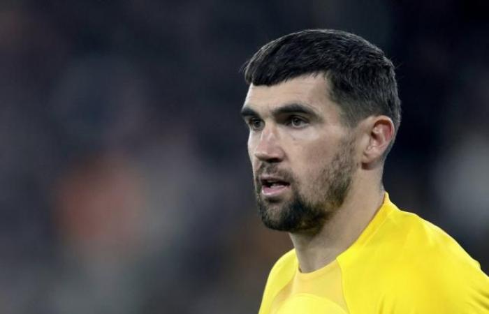 Lens rushes towards Mathew Ryan, AS Roma goalkeeper (Transfers)