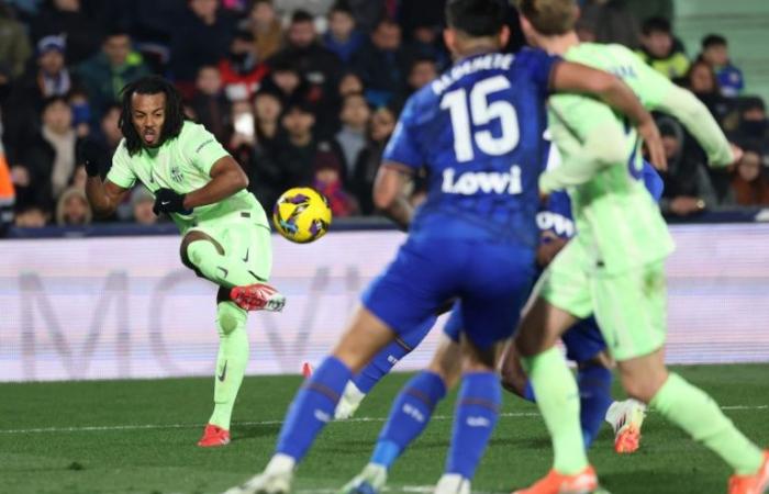 Frustrated Barca fail to capitalise on Atletico La Liga slip