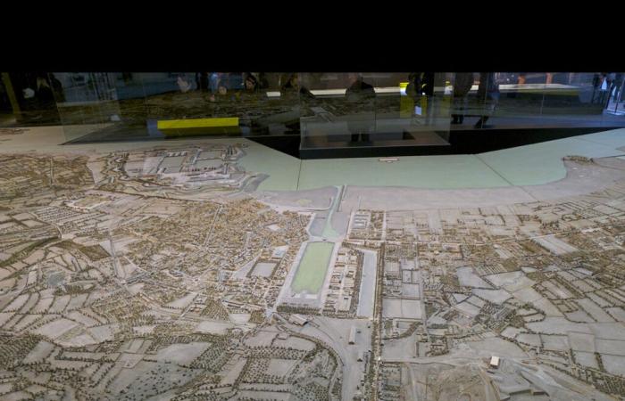 a 160 m² relief plan of Cherbourg exhibited in Paris