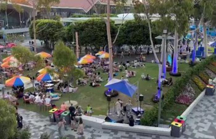 Between lookalike competitions and aerobatics demonstrations, when the Australian Open becomes an amusement park to attract its audience