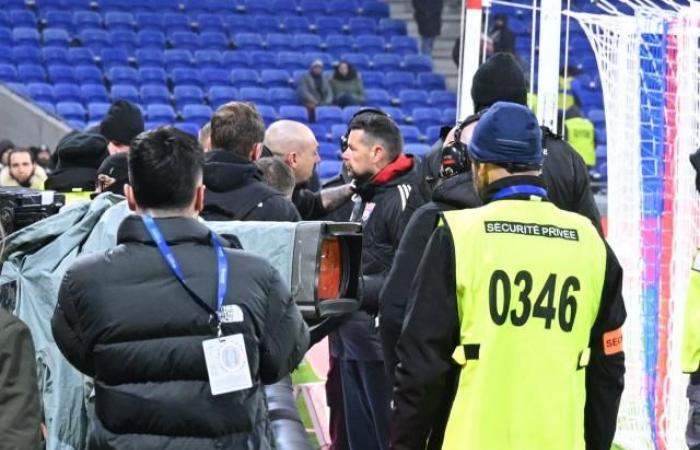 OL players reprimanded by supporters after the sluggish match against Toulouse