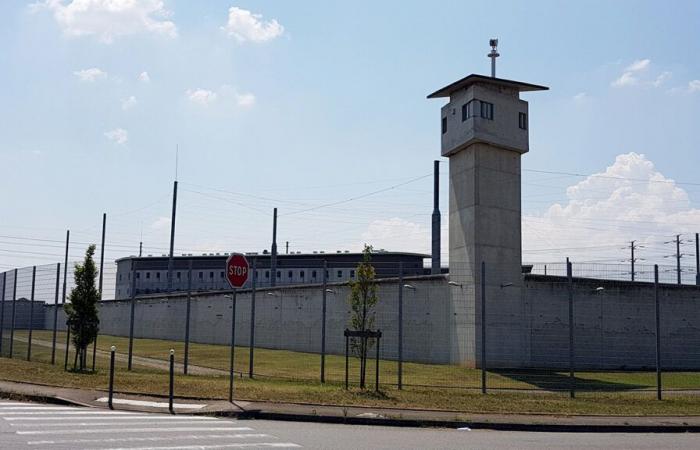 An inmate escapes his guards before arriving at Lyon-Corbas