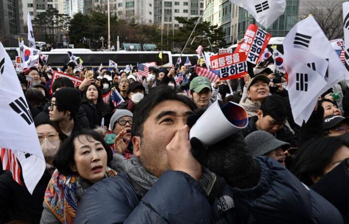 South Korea: President’s detention extended, protesters enter court