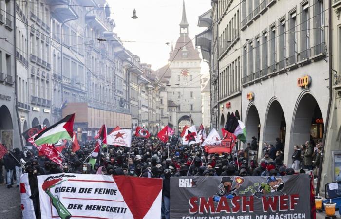 Several hundred opponents of the WEF demonstrate in Bern