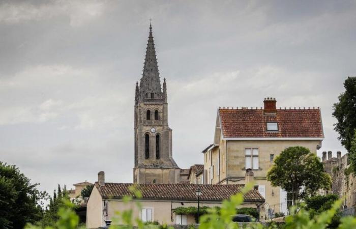 a couple arrested for having stolen for several months from the trunk of a church