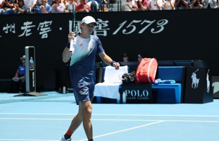 De Minaur beats Cerundolo to reach fourth round