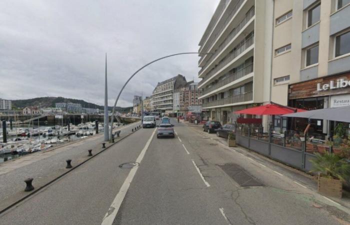 A woman injured in an accident between a two-wheeler and a light vehicle in Cherbourg