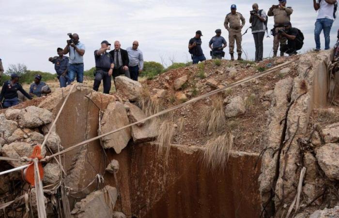 In South Africa, the ordeal of thousands of gold miners trapped in an abandoned mine