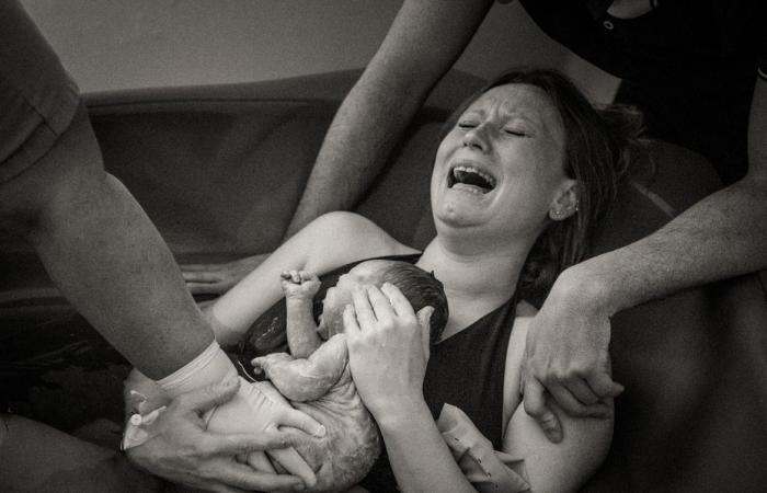 this photographer immortalizes childbirth