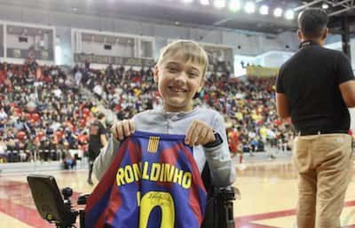 Amphitheater Desjardins-Université Laval: a crowd of fans jubilant for Ronaldinho