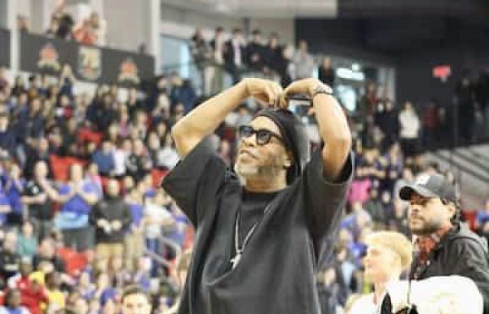 Amphitheater Desjardins-Université Laval: a crowd of fans jubilant for Ronaldinho