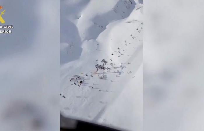 30 injured, including 4 serious, in a chairlift accident near the French border