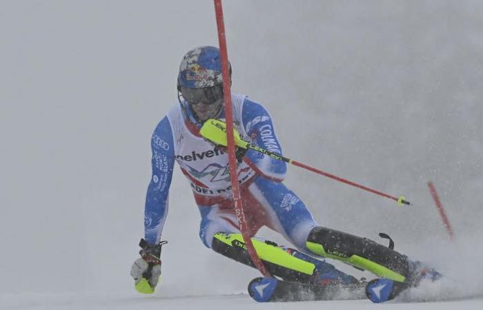 Alpine skiing – World Cup. Wengen slalom: Manuel Feller bib 1, 7 for Clément Noël