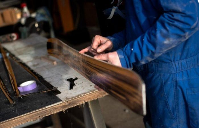 the Villacampa workshop in Pau manufactures wooden skis