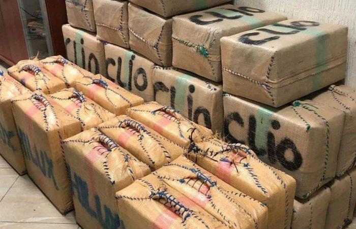 Foiling an attempt to smuggle 19 kilos of drugs into the port of Beni Ansar