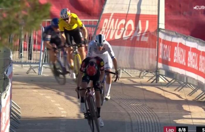 The key moment of the Benidorm Cyclo-cross: Wout van Aert poorly placed before the asphalt portion, Thibau Nys flew away – Cyclo-cross Video