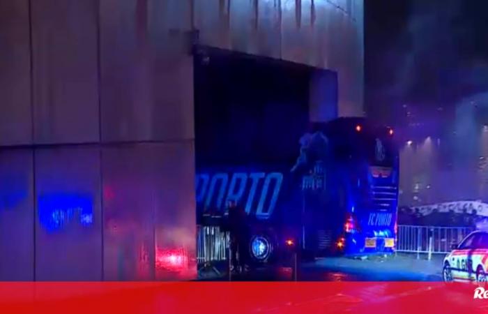 FC Porto ultras receive team bus at Dragão with insults, torches and firecrackers – Videos