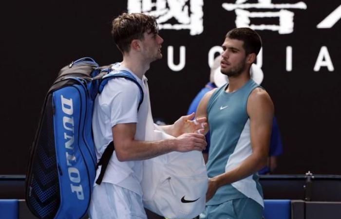 Carlos Alcaraz takes advantage of Jack Draper's retirement to reach the quarter-finals of the Australian Open