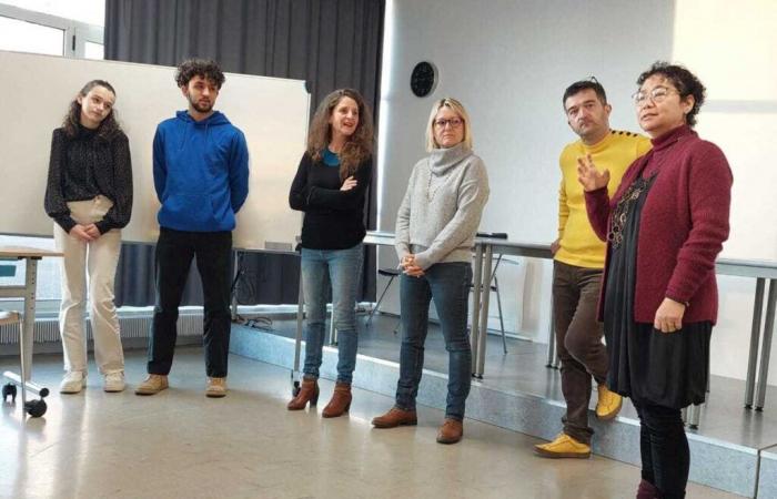 The theater workshop at this Eure-et-Loir high school plans a performance in sign language