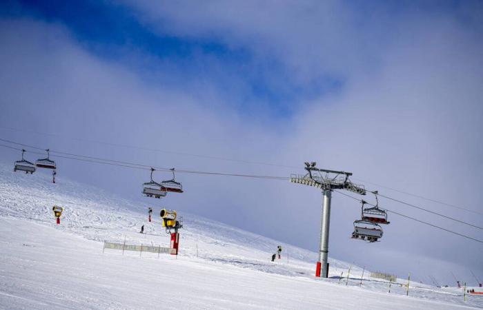 A chairlift accident in Spain leaves around thirty people injured, several of whom are in serious condition