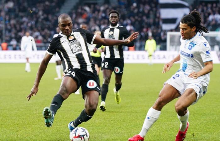 Reims and Angers open the scoring, Auxerre in bad shape