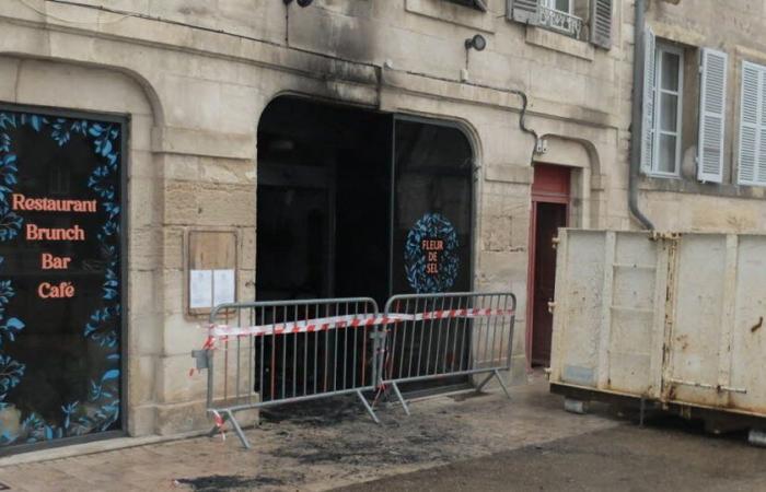 Swore. A cafe-restaurant destroyed by fire in Dole