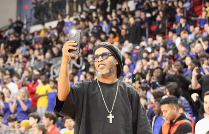 Amphitheater Desjardins-Université Laval: a crowd of fans jubilant for Ronaldinho