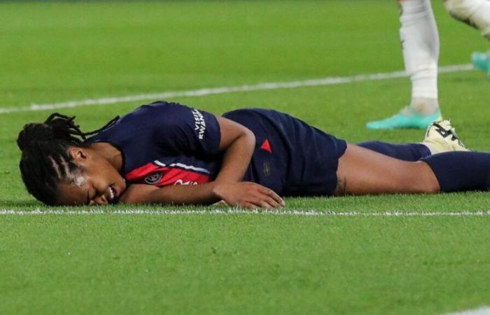 Parisian supporters turn their backs on PSG players