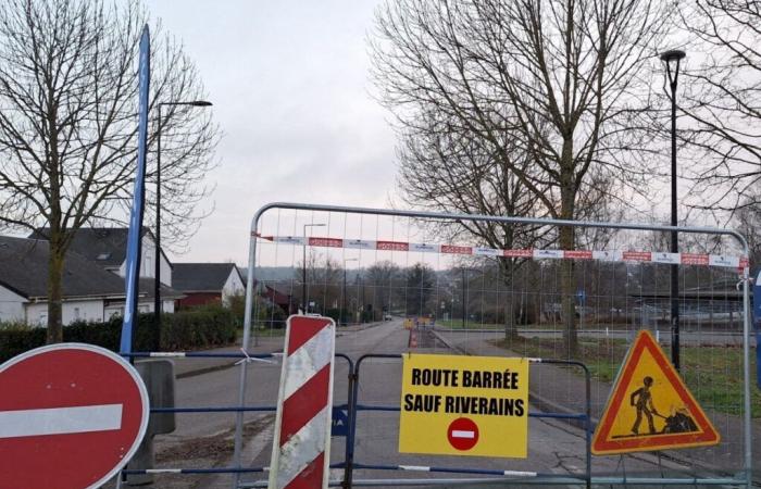 West of Alençon, along the Alencéa swimming pool under construction, rue Luther-King closed to traffic