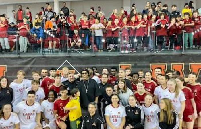 Amphitheater Desjardins-Université Laval: a crowd of fans jubilant for Ronaldinho