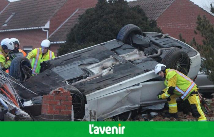 A car goes straight on the Montgomery road, ends up on its roof and causes an internet outage in the street