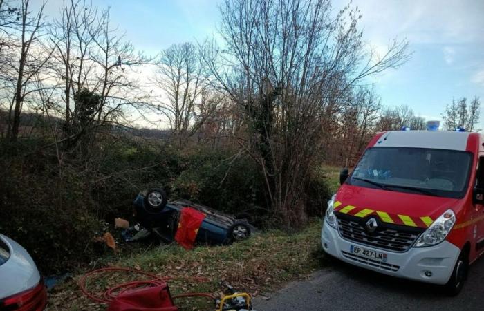 Their car rolls over several times and ends up in the ditch in Ariège