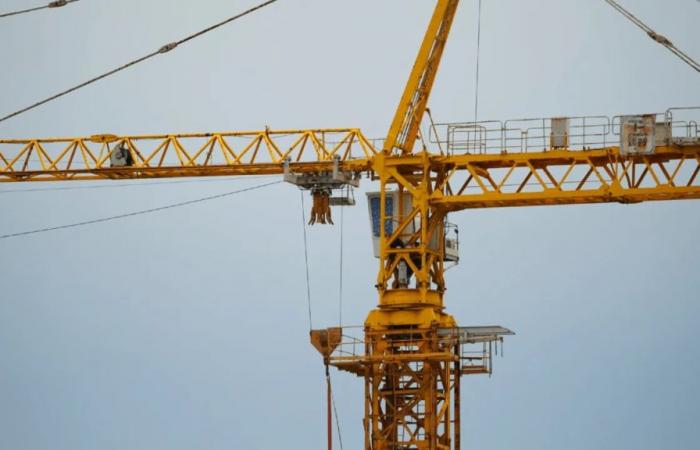 a man stuck on a crane 30 meters high in Lorient