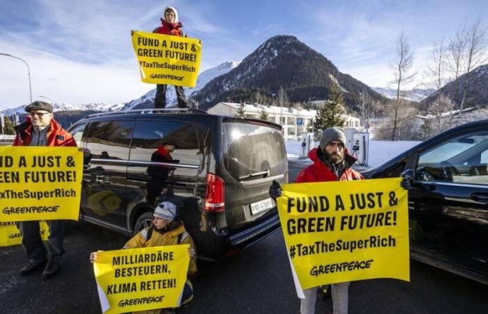 WEF: Greenpeace activists block access to Davos heliport