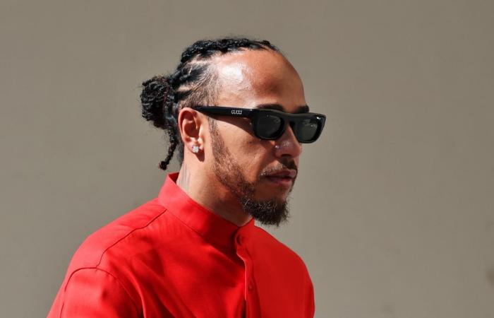 Lewis Hamilton formalizes his arrival at Ferrari with a polished look and an already cult photo