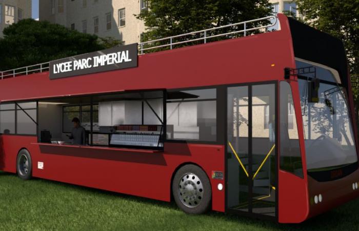 What is this double-decker bus that will arrive in the courtyard of this high school in Nice?