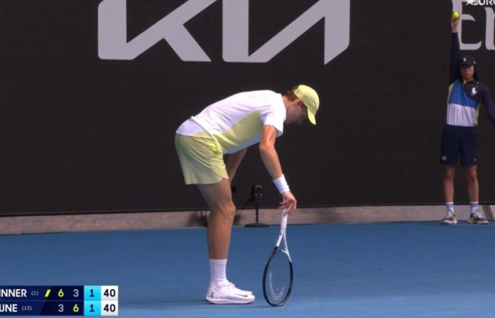 A crazy point to save his serve… but in what state is Jannik Sinner facing Holger Rune in this eighth? – Tennis Video