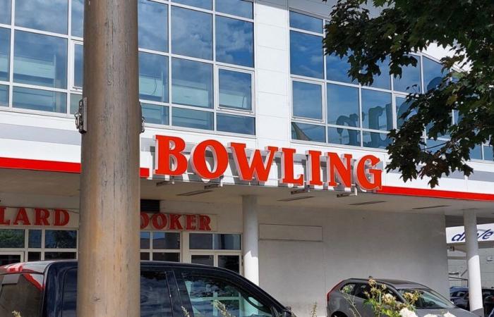 the bowling alley near the Alma shopping center victims of a fire, 60 firefighters intervene