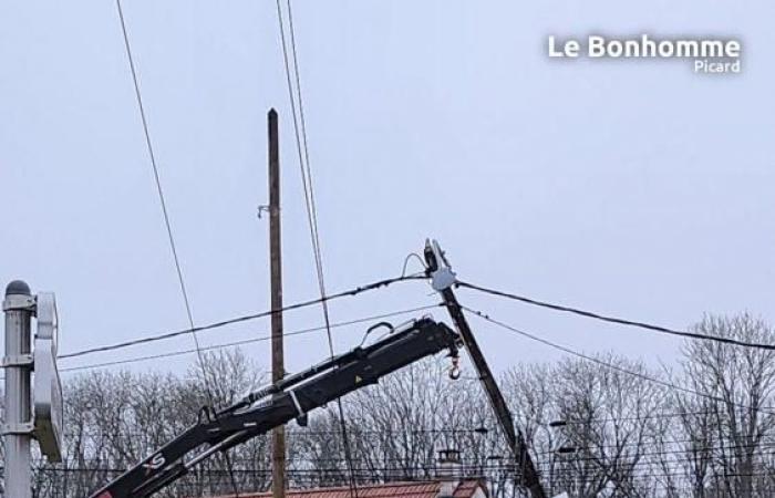 a car hits an electric pole and a fence in Rollot