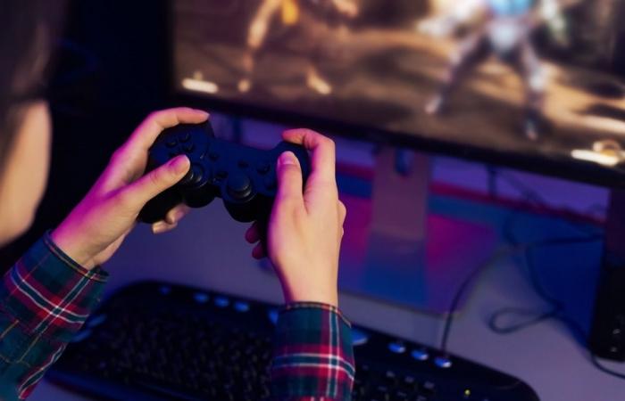 Brain implant deciphers finger movements in paralyzed patient, allowing video games to be played