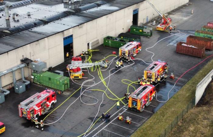 RTL Infos – Many firefighters mobilized: A machine catches fire in a factory in Rodange