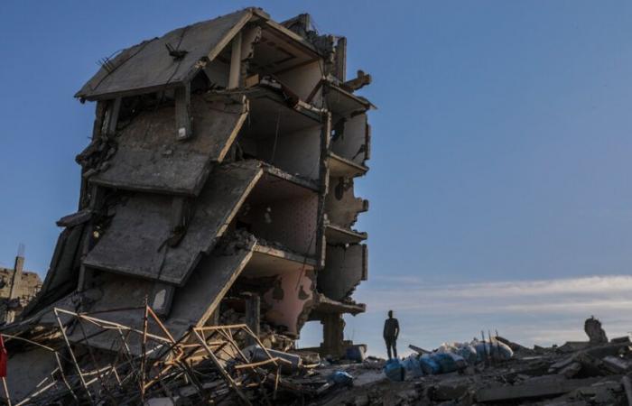 As Cease-Fire Takes Hold, Gazans Return to Destroyed Homes