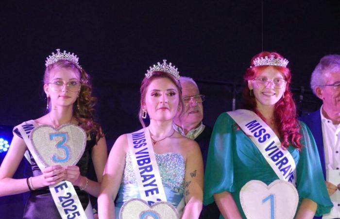 two teenagers forced to withdraw from a Miss competition in Sarthe