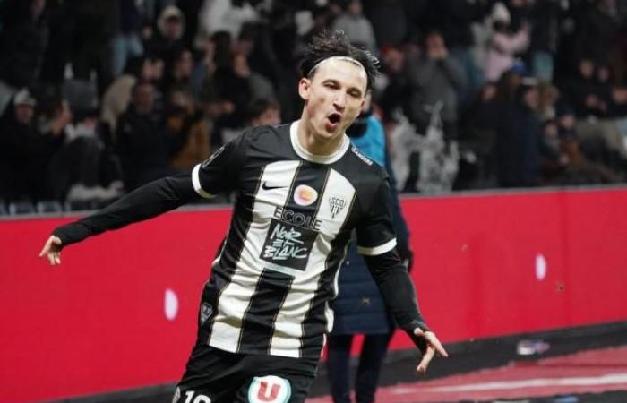 In great shape with Angers, Estéban Lepaul scored an emotional goal against Auxerre