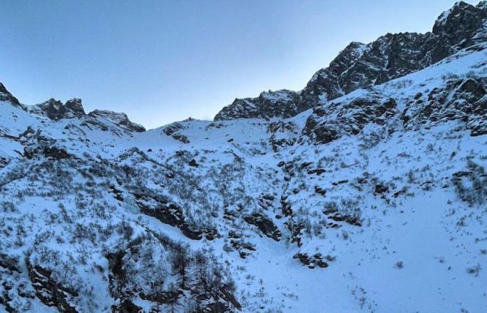 Ski hiker seriously injured in avalanche