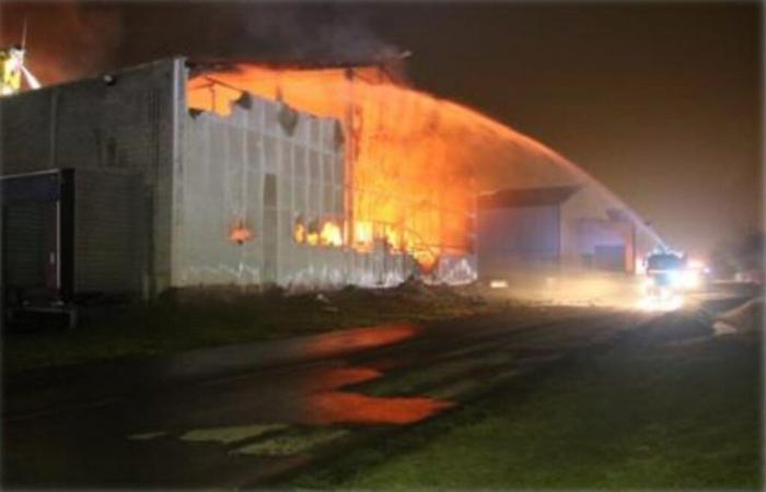 In Grenay, a huge warehouse destroyed in a violent fire last night