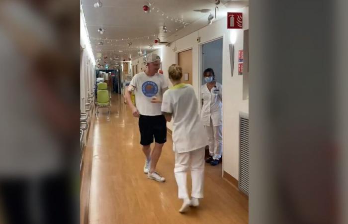 The dance of a cancer patient with a nurse moves social networks