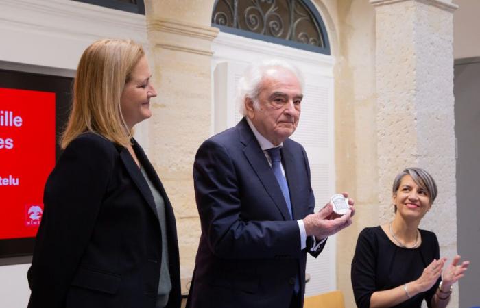 José María Velázquez-Gaztelu receives the medal of the City of Nîmes