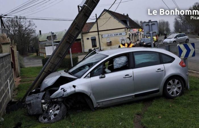 a car hits an electric pole and a fence in Rollot